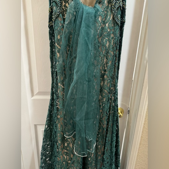 Gorgeous green open back lace evening gown with nude underlay - Picture 5 of 8
